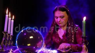 在魔法沙龙里的吉普赛人用一个水晶球从事魔法，从水晶球中产生电光和火石。